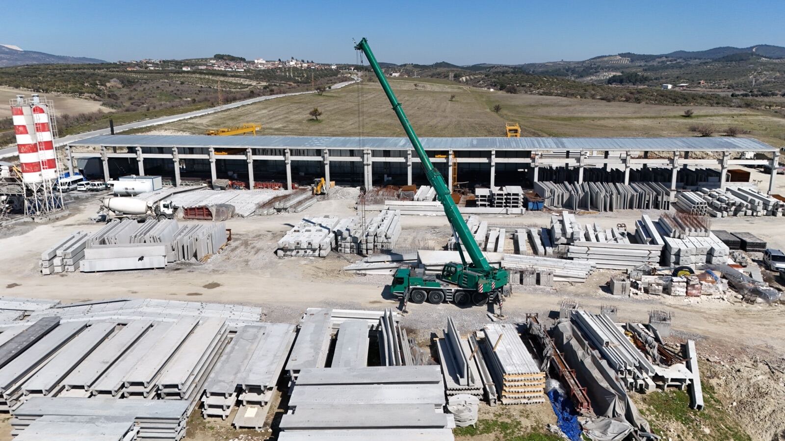 Logo Beton tesisi — beton santrali, mobil vinç ve hazır eleman stok sahası