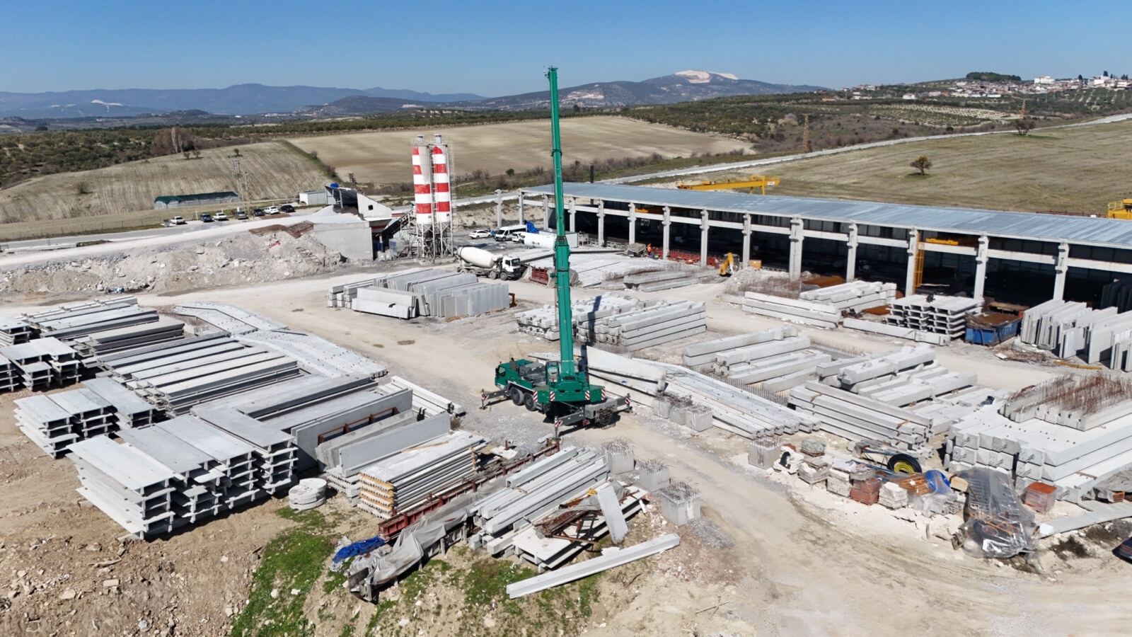 Üretim tesisi ve istiflenmiş prefabrik elemanlar — havadan görünüm
