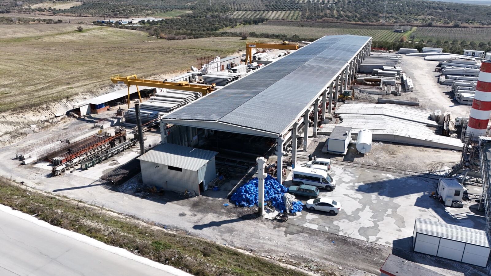 Üretim holü ve portal vinçler — havadan görünüm